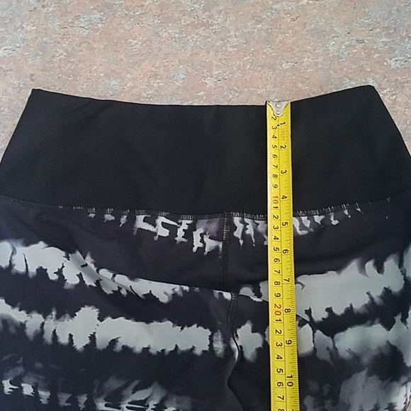 LIKE NEW Lucy Perfect Core Capri - Picture 10 of 16